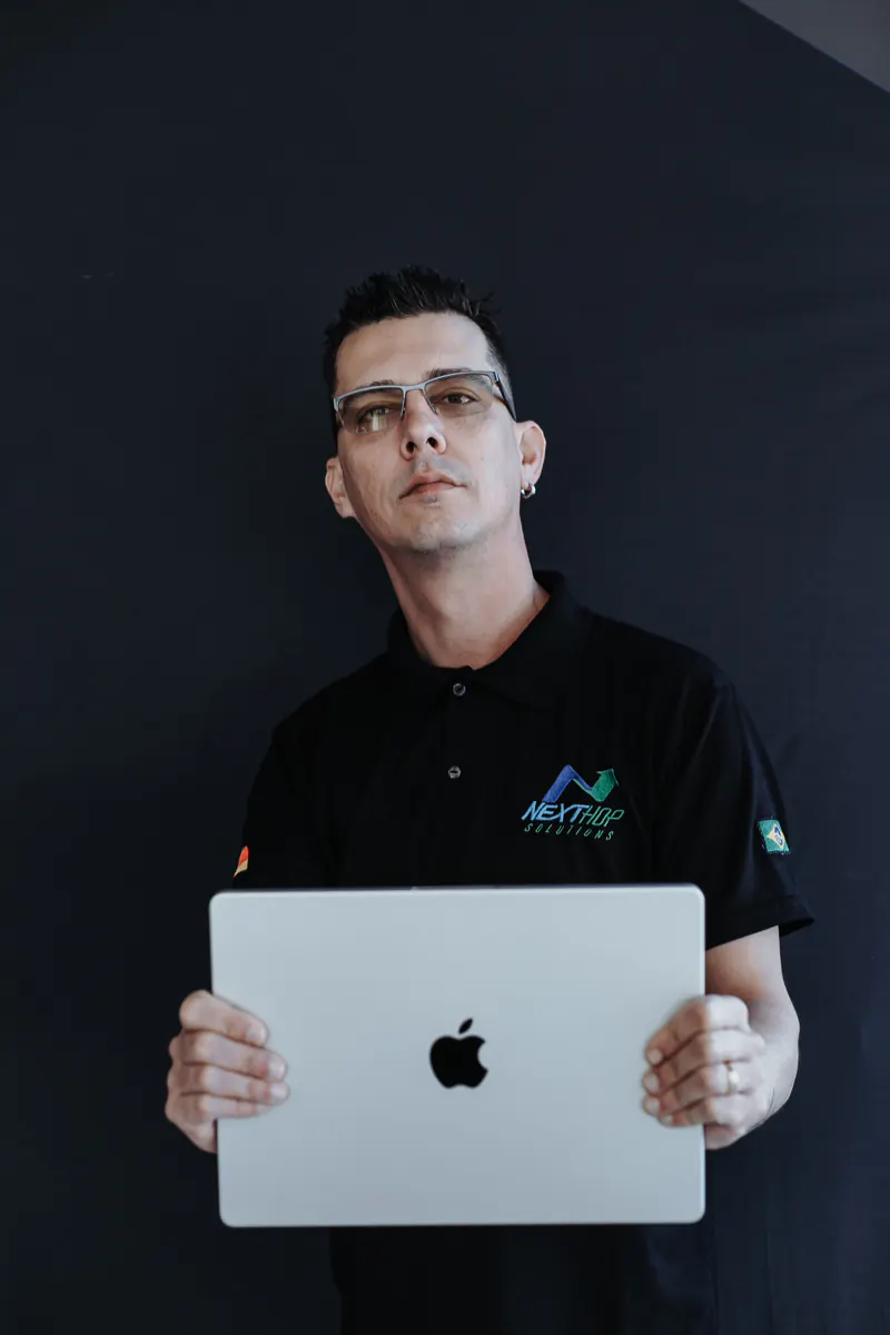 Elizandro Pacheco segurando um notebook