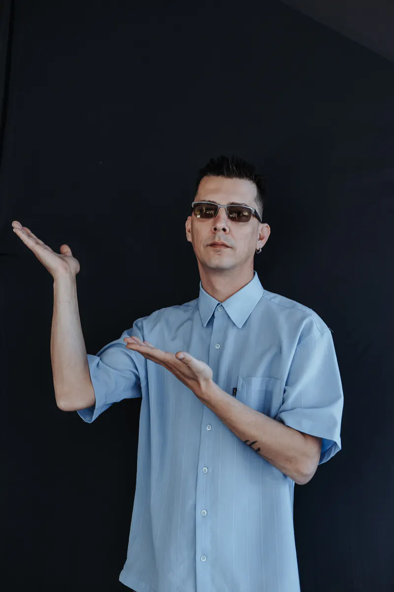 Elizandro Pacheco em pose de palestrante